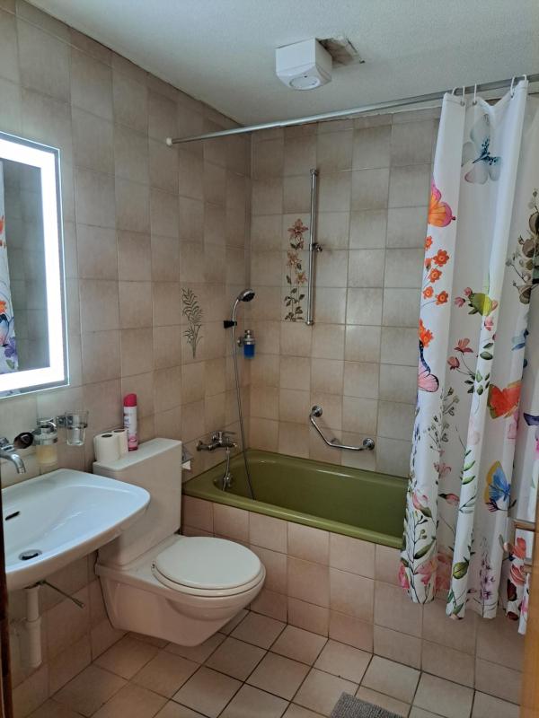 Twin Room with Shared Bathroom image 2