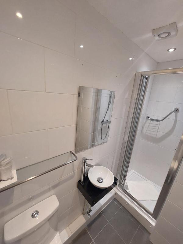 Standard Twin Room image 4