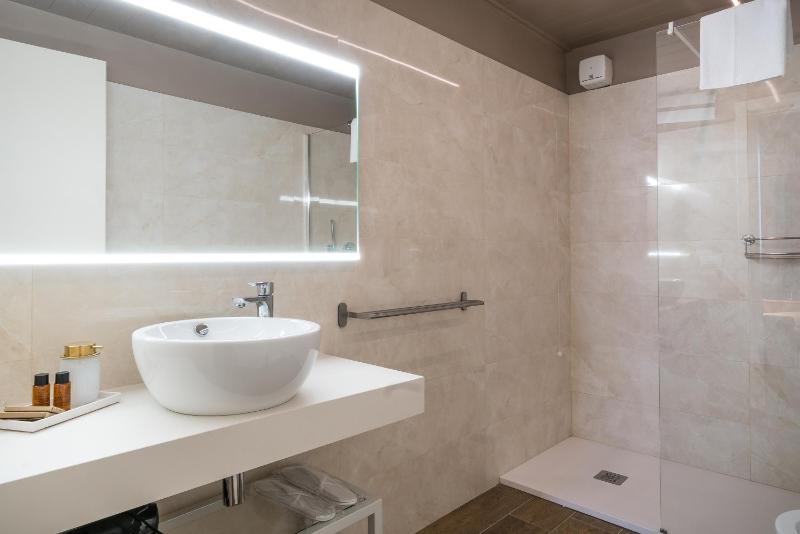 Deluxe Quadruple Room image 2