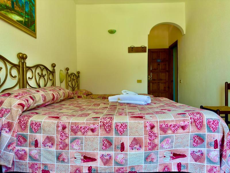 Economy Triple Room image 4