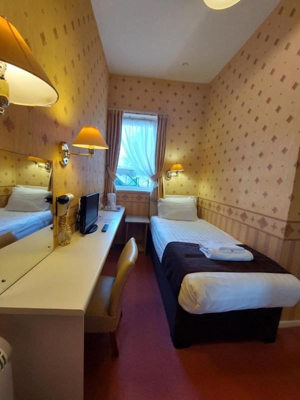 Single Room image 4