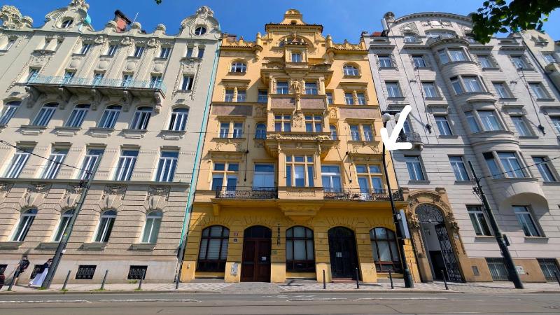 Riverside Gem w Balcony View - image 5