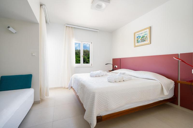 One-Bedroom Apartment with Mountain View image 3