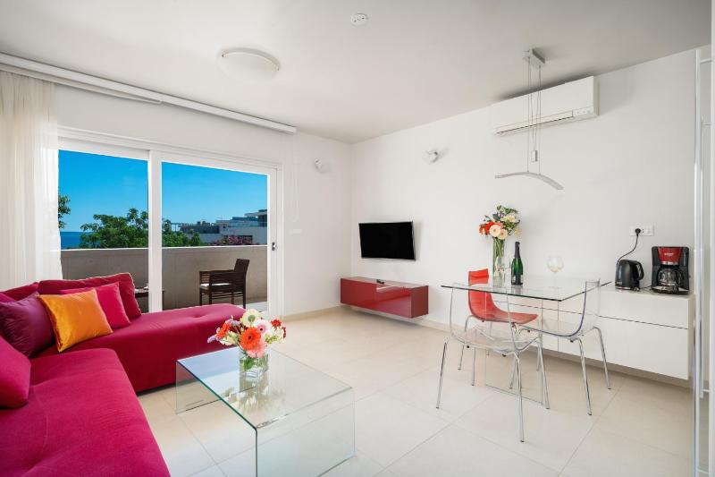 One-Bedroom Apartment with Sea View image 4