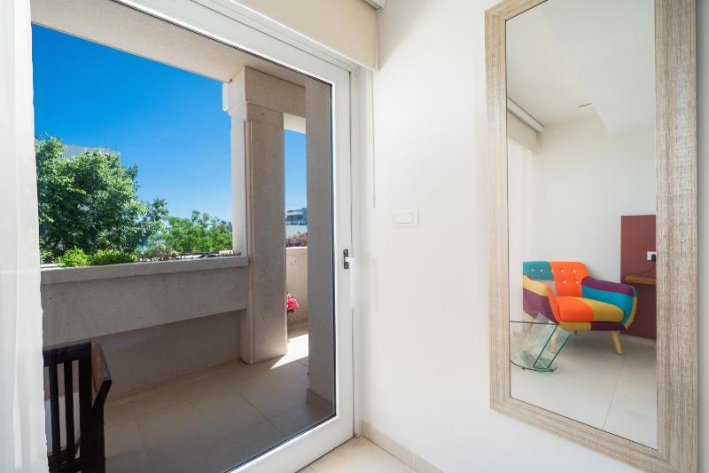 One-Bedroom Apartment with Sea View image 3