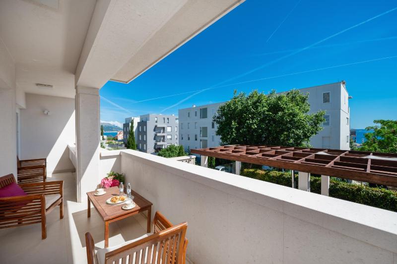 One-Bedroom Apartment with Sea View image 2