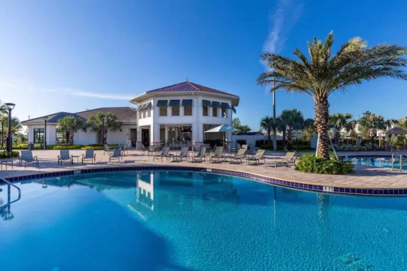 Relax in Ultimate Comfort with Pool & BBQ Area - image 7