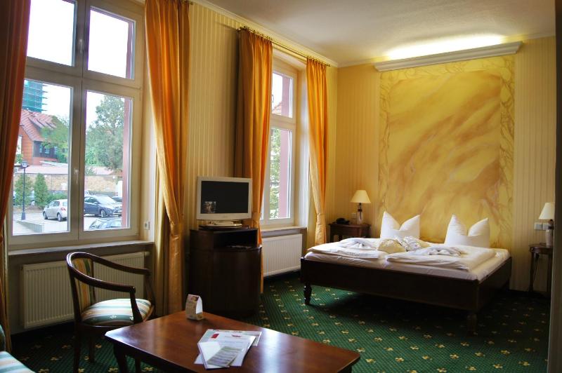 Standard Double Room image 4
