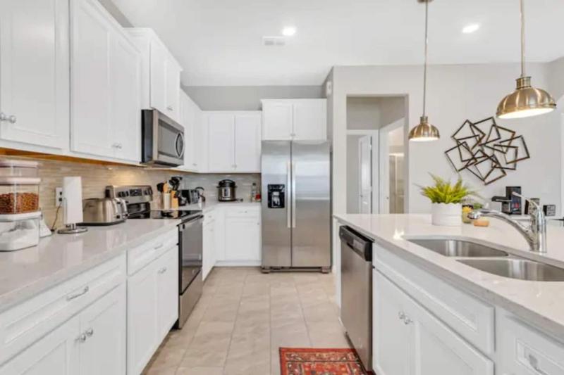 Luxurious 5BR w Pool Spa Game Room & BBQ Grill - image 5