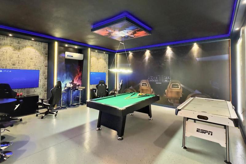 Luxurious 5BR w Pool Spa Game Room & BBQ Grill - image 13