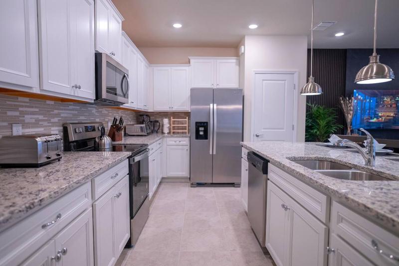New Home w Heated Pool & BBQ Grill - image 13