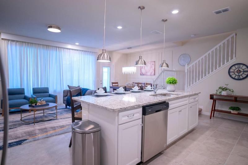 New Home w Heated Pool & BBQ Grill - image 7
