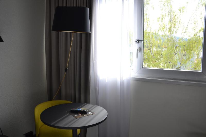 Standard Twin Room image 3