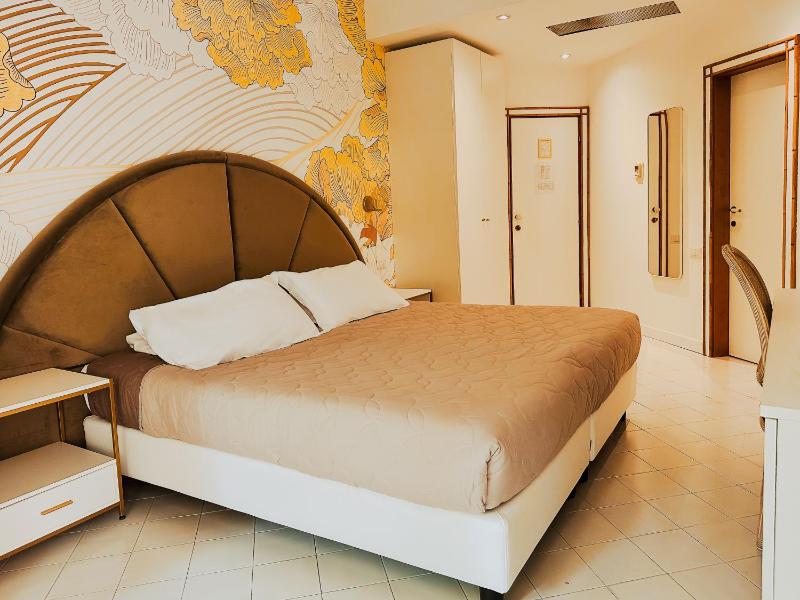 Double or Twin Room with Balcony image 4