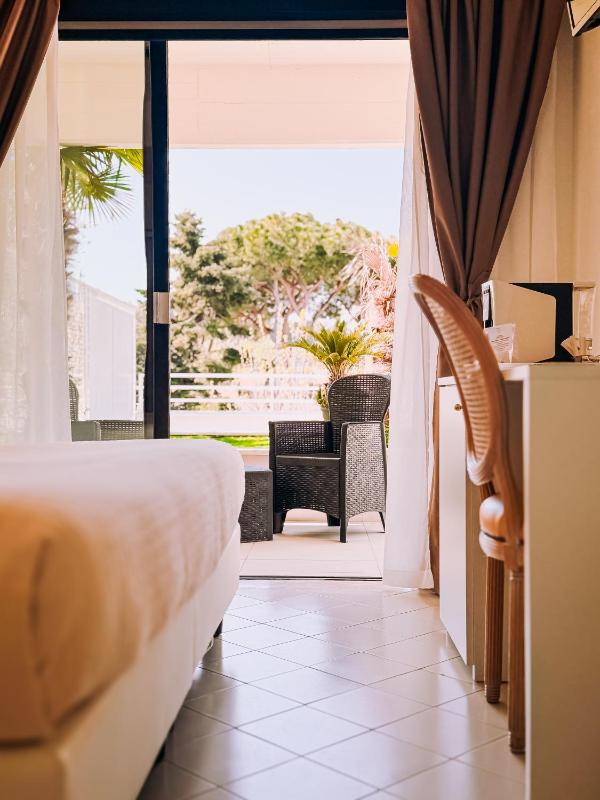 Double or Twin Room with Balcony image 3