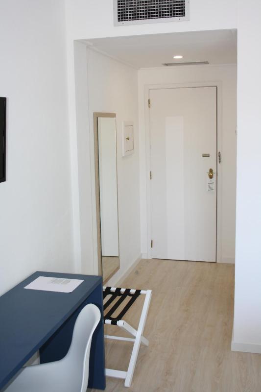 Standard Twin Room image 2