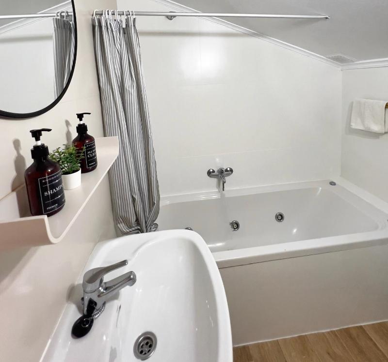 Double Room with Spa Bath and Balcony image 4