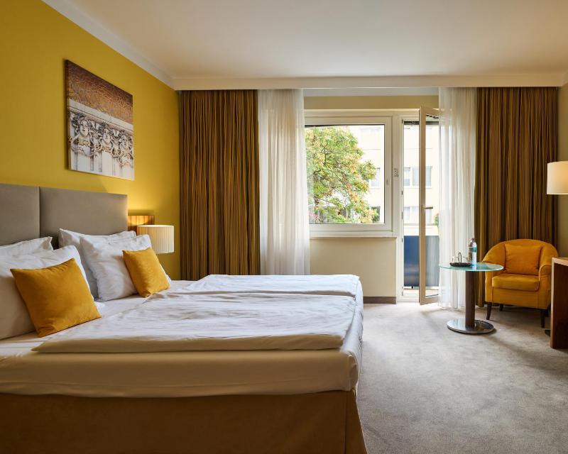 Deluxe Double Room with Balcony and Courtyard View image 4