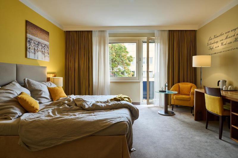 Deluxe Double Room with Balcony and Courtyard View image 3