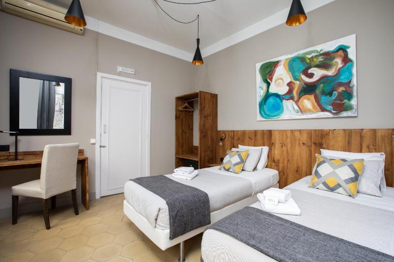 Jardinets Guest House - image 8