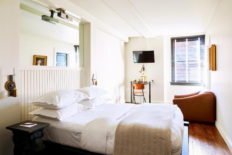 Queen Room image 2