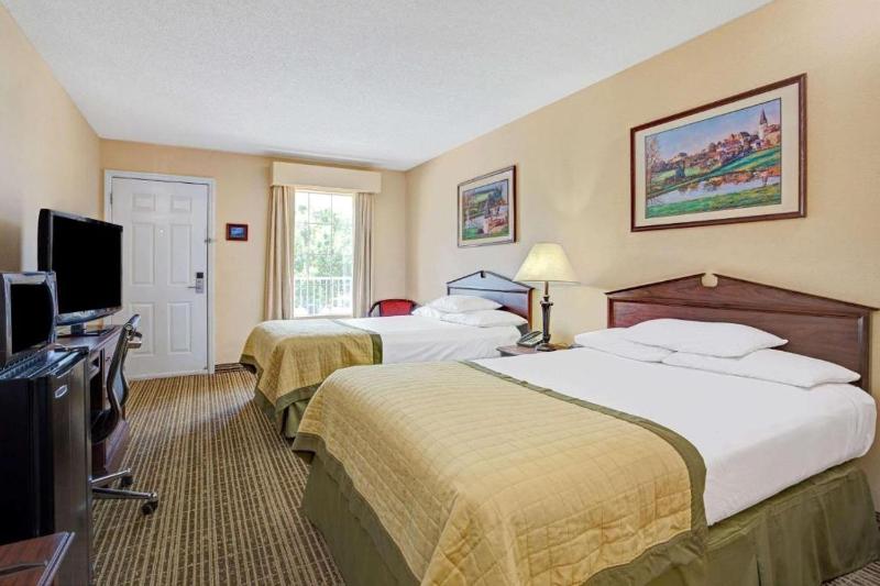Queen Room with Two Queen Beds - Non-Smoking image 1