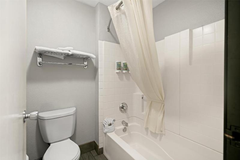 King Room - Non-Smoking image 2