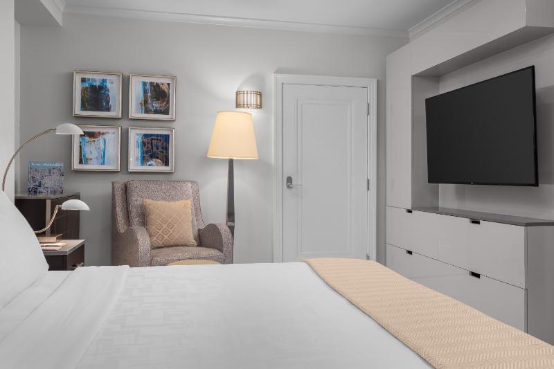 Deluxe King Room image 4