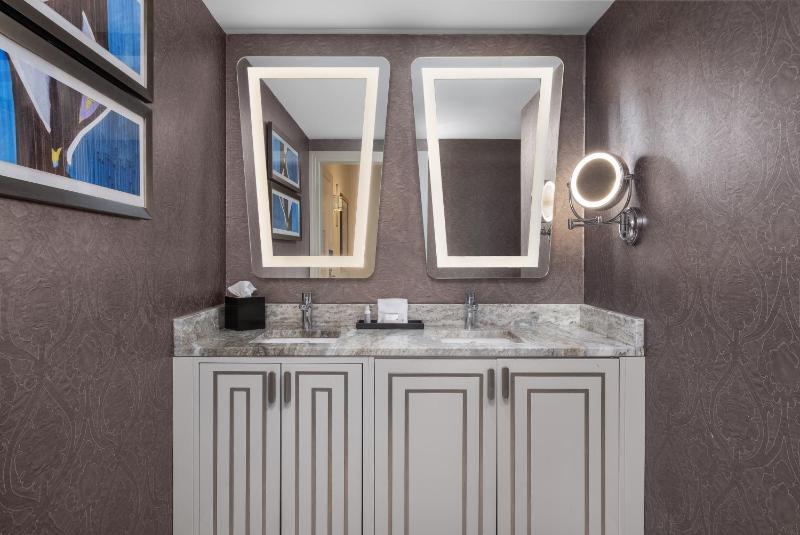 Deluxe King Room image 2