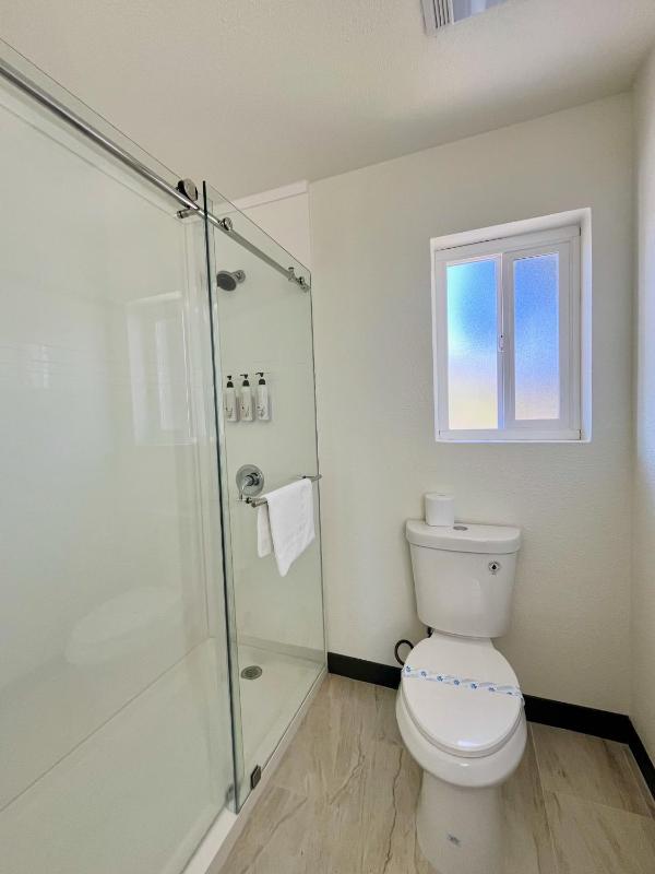 Queen Room - Non-Smoking image 2