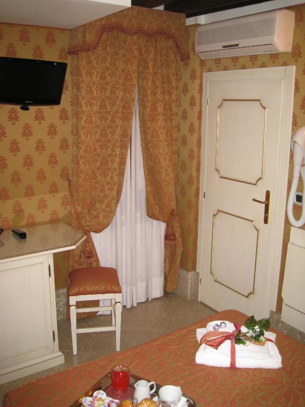 Economy Double Room image 1