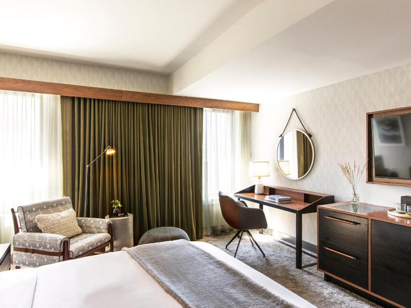Premium King Room with Mountain View image 3