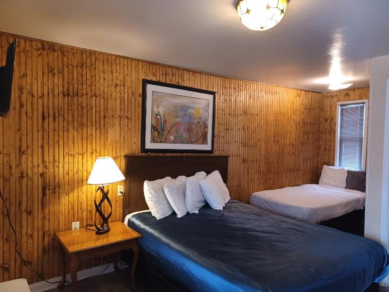 Room with Two Beds image 4