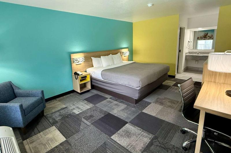 King Room with Roll-in Shower - Mobility Access/Non-Smoking image 4
