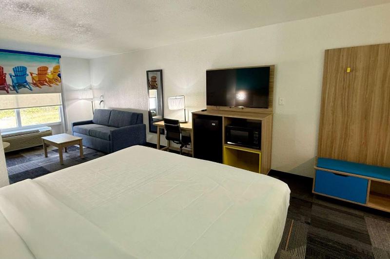 King Suite - Non-Smoking image 3