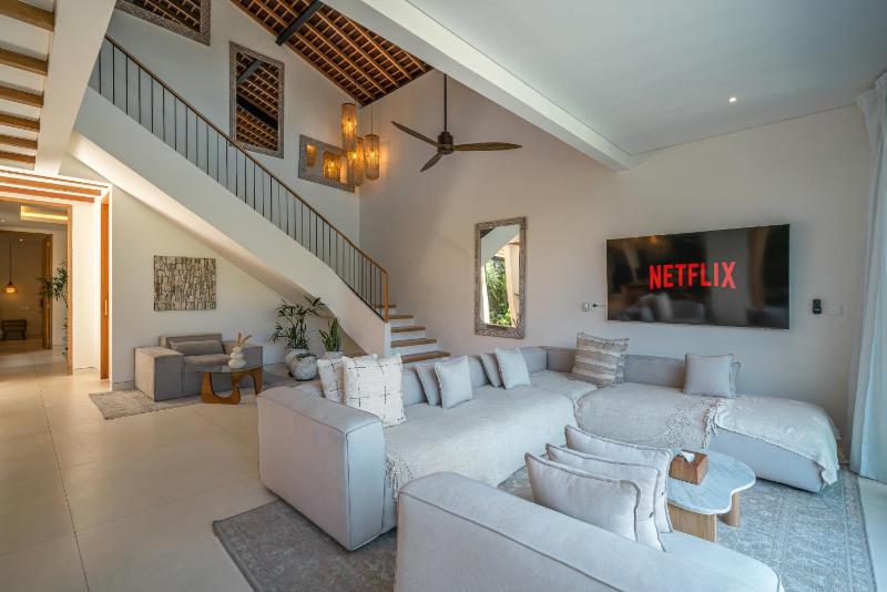 Casa Kameelya - Modern Tropical 4BR Villa in Central Canggu - image 7