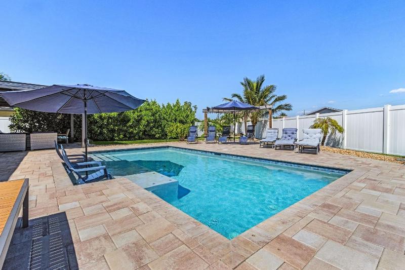 Soak up the Sun - Saltwater pool spacious fenced-in backyard home - image 5