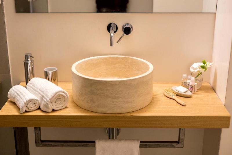 Deluxe Double Room with Balcony image 4