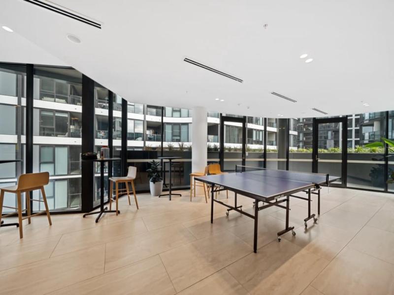Phillip 2-Bed: Chic Interiors Amazing Amenities - image 6