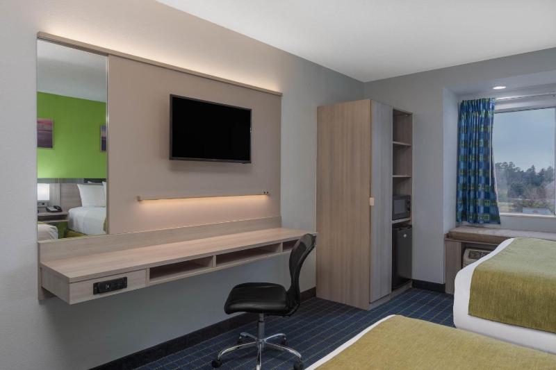Queen Room with Two Queen Beds - Non-Smoking image 2