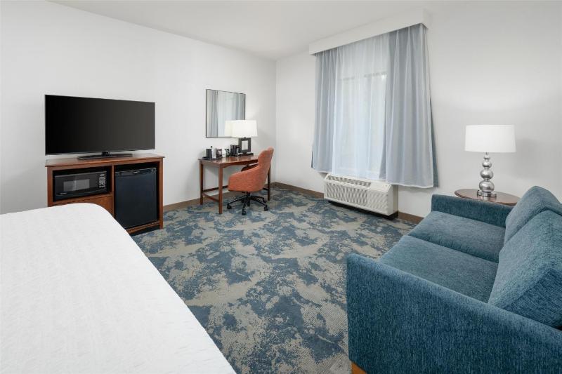 King Room with Sofa Bed - Non-Smoking image 1