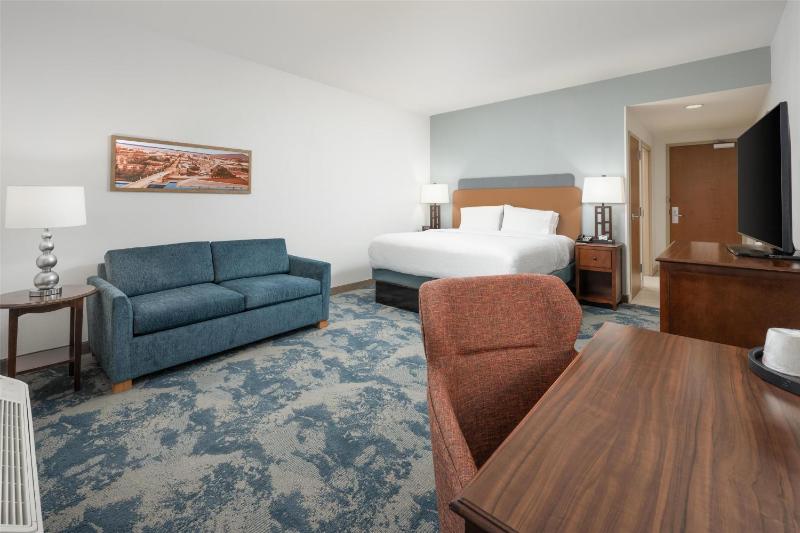 King Room with Sofa Bed - Non-Smoking image 4