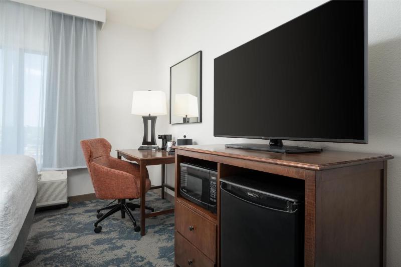 Queen Room with Two Queen Beds - Hearing Access/Non-Smoking image 4