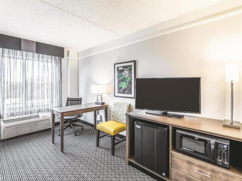 Standard Room with Two Double Beds image 2