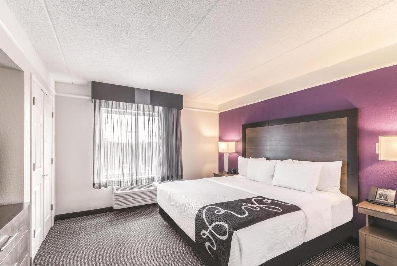 Deluxe King Room - Non-Smoking image 2