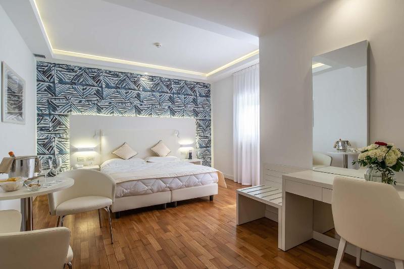 Triple Room with Terrace and Sea View image 1