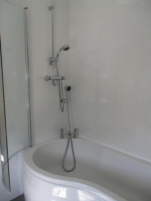 Double Room with En-Suite Bathroom image 2