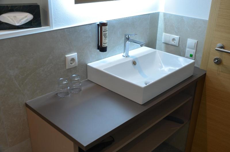Double Room image 3