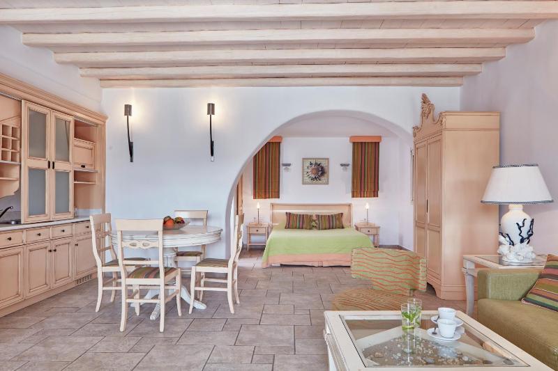 Junior Suite with Pool View image 3