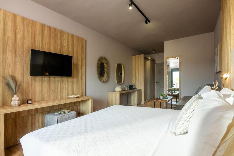 Deluxe Double or Twin Room with Spa Bath image 3